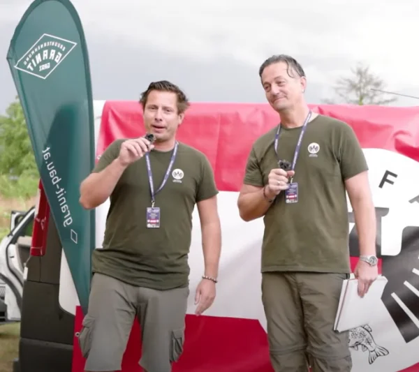 Zwei Teammitglieder im olivgrünen ACFA-Shirt bei einem Interview