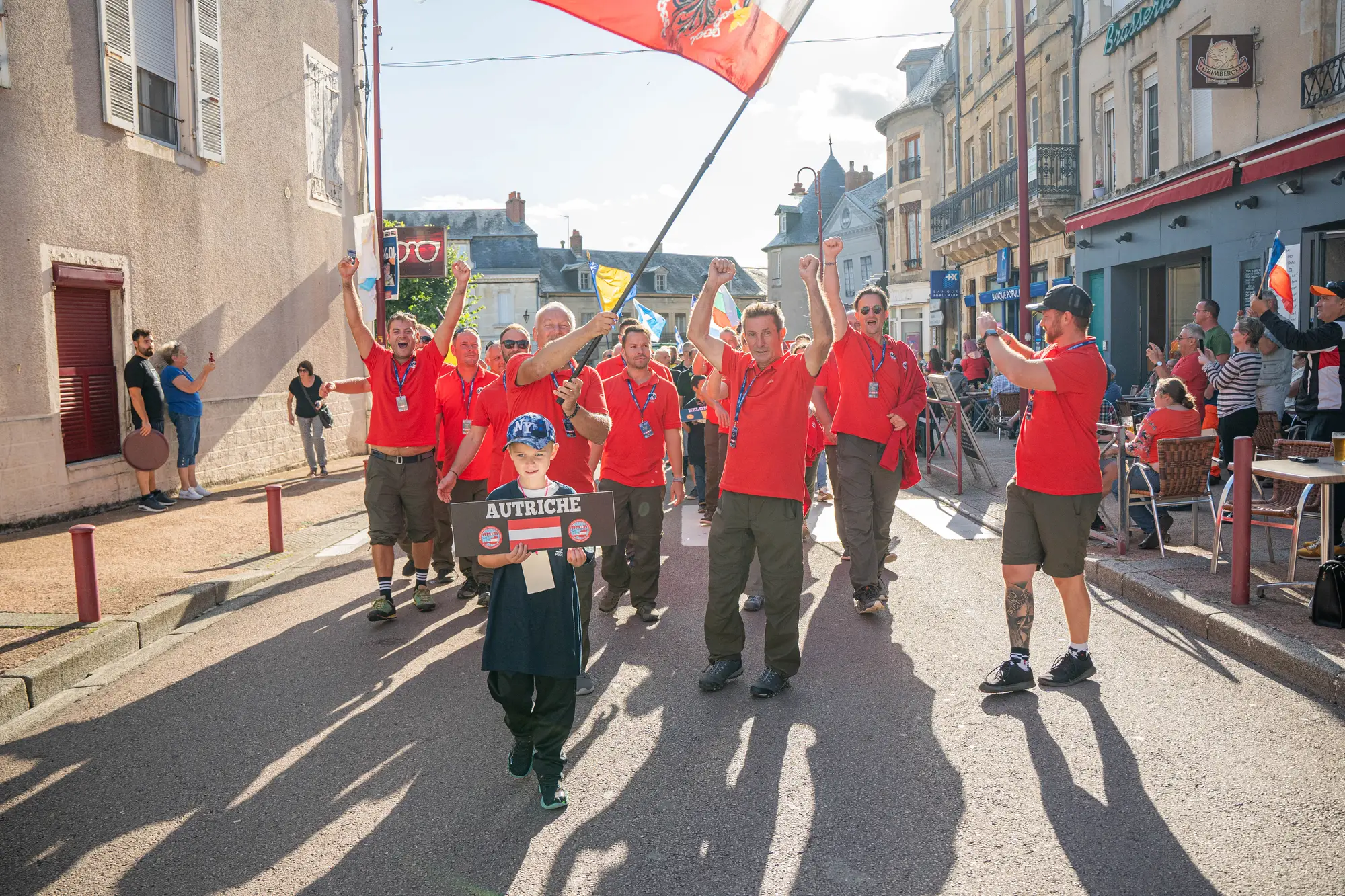Das österreichische Team jubelt mit Flagge beim Einmarsch zur Weltmeisterschaft