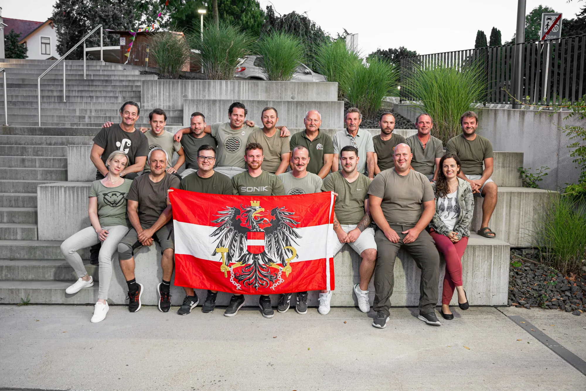 Das ACFA-Team mit der österreichischen Flagge