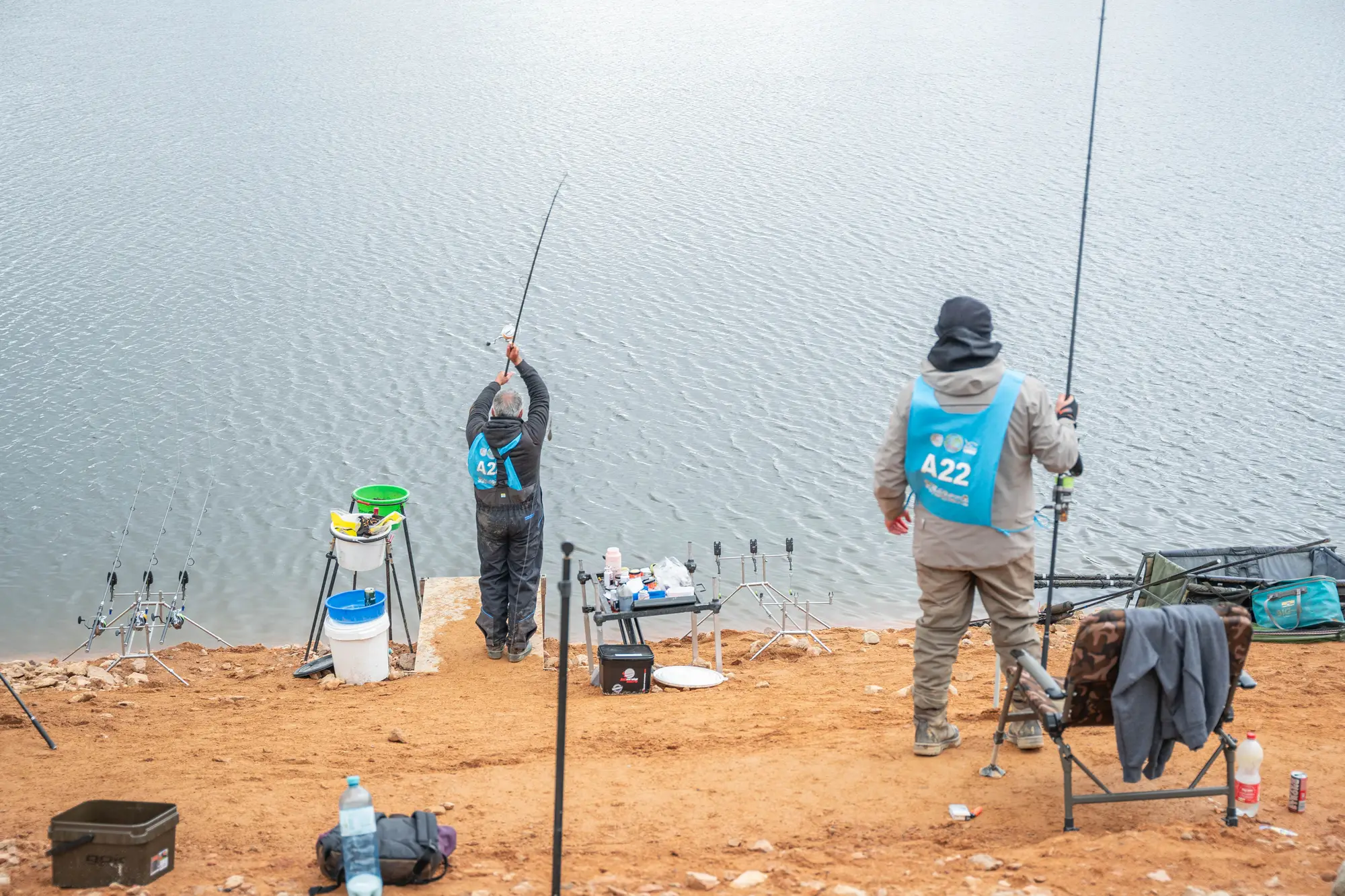 Zwei Angler mit Startnummer werfen bei der Weltmeisterschaft ihre Montagen aus